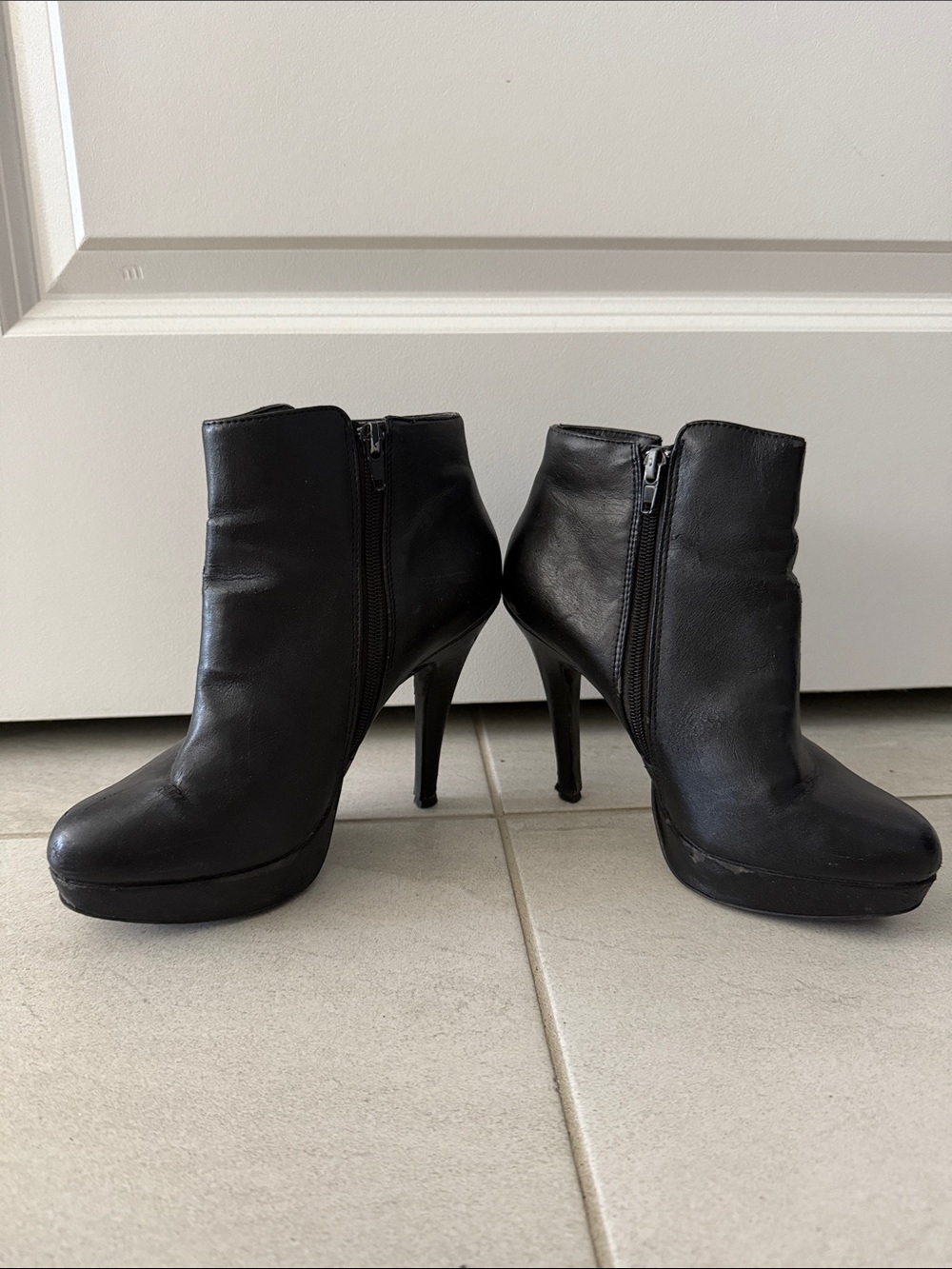 le chateau Black Leather Ankle Heeled Boots